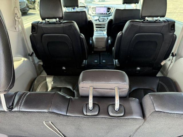 Photo of 2022 Bright White Clearcoat Chrysler Pacifica