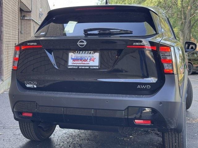 Photo of 2025 Super Black Nissan Kicks