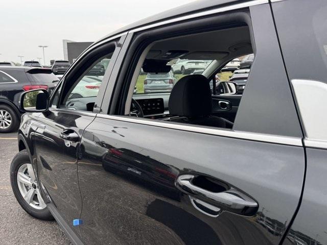 Photo of 2025 Ebony Black Kia Sorento