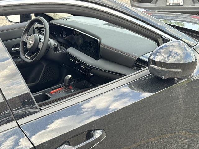 Photo of 2025 Super Black Nissan Kicks