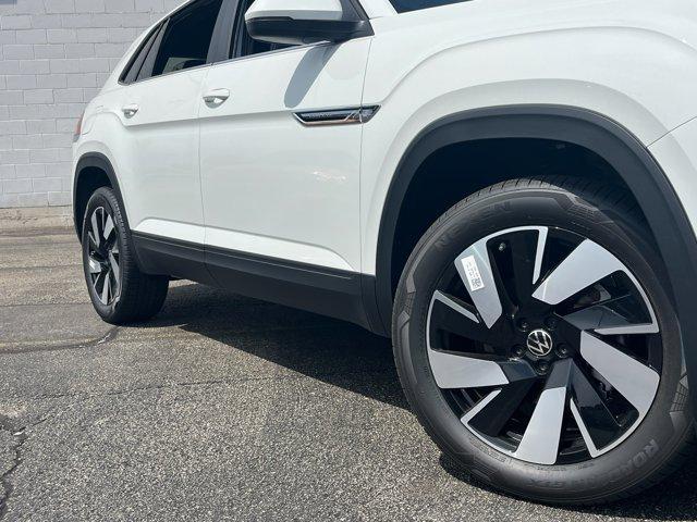 Photo of 2025 Pure White Volkswagen Atlas Cross Sport