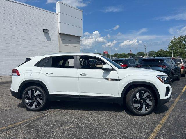 Photo of 2025 Pure White Volkswagen Atlas Cross Sport
