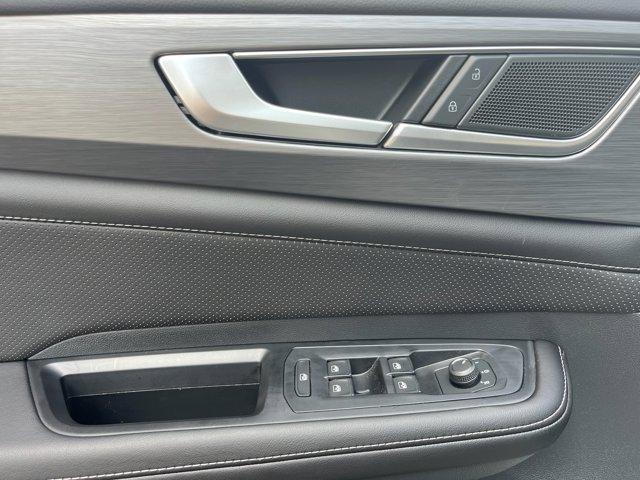 Photo of 2025 Pure White Volkswagen Atlas Cross Sport