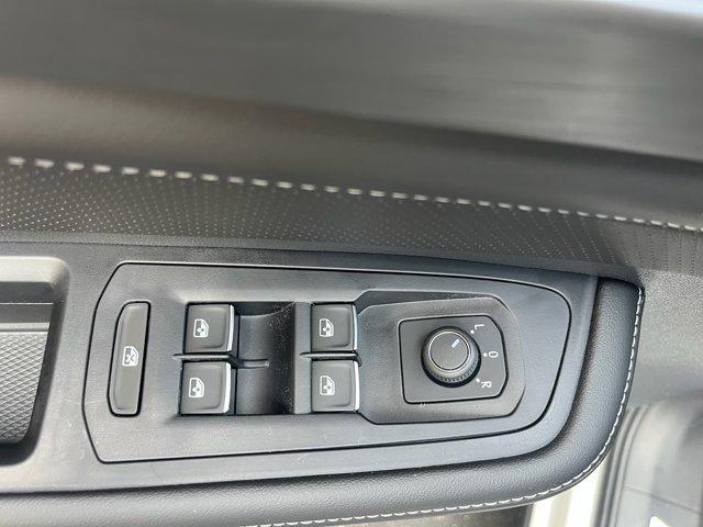 Photo of 2025 Pure White Volkswagen Atlas Cross Sport