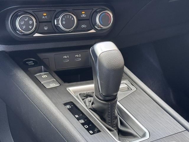 Photo of 2025 Super Black Nissan Kicks