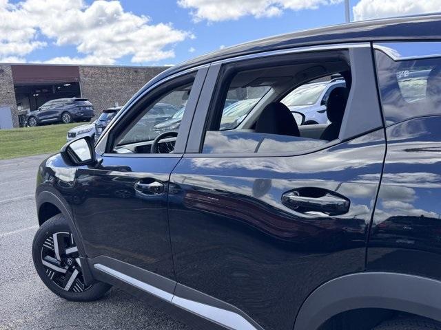 Photo of 2025 Super Black Nissan Kicks