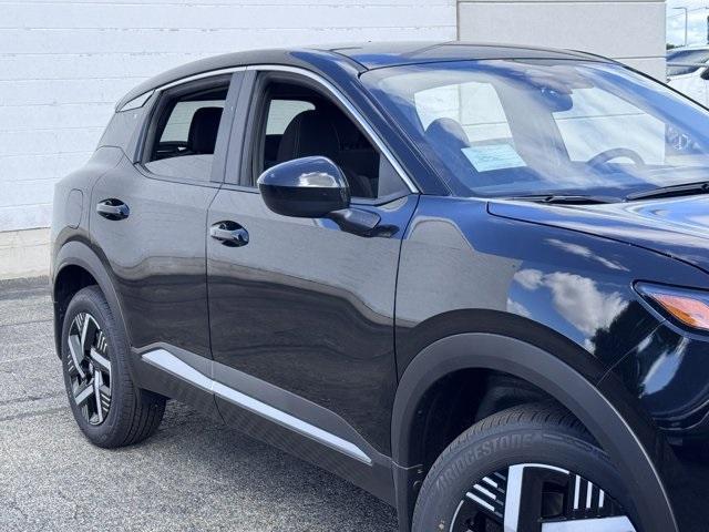 Photo of 2025 Super Black Nissan Kicks