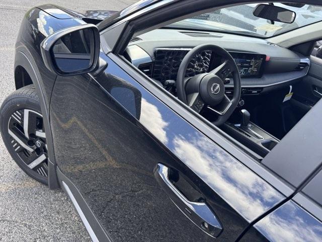 Photo of 2025 Super Black Nissan Kicks
