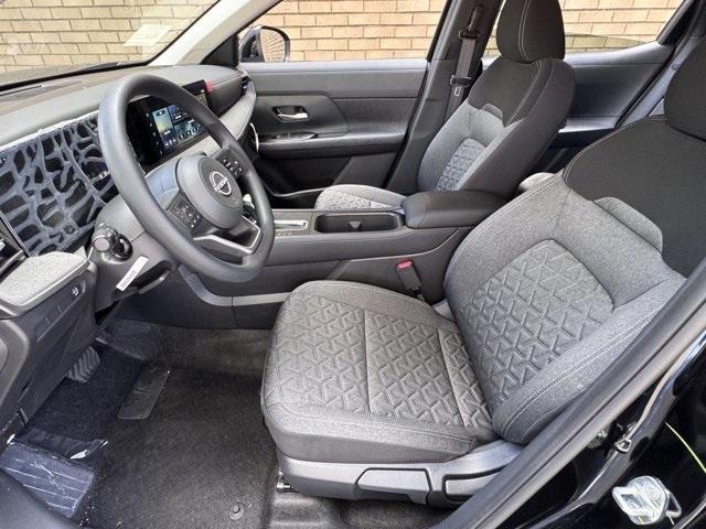 Photo of 2025 Super Black Nissan Kicks