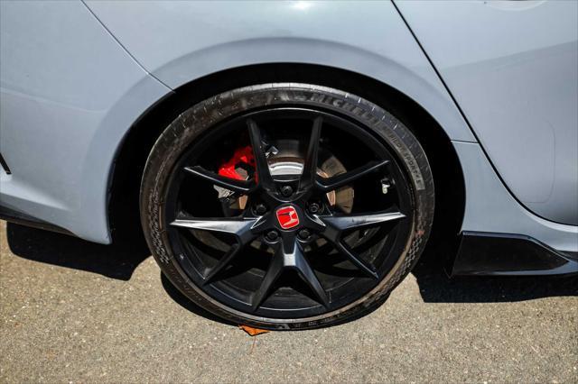 Photo of 2024 Sonic Gray Pearl Honda Civic Type R