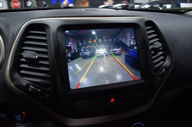 Photo of 2015 Bright White Clearcoat Jeep Cherokee