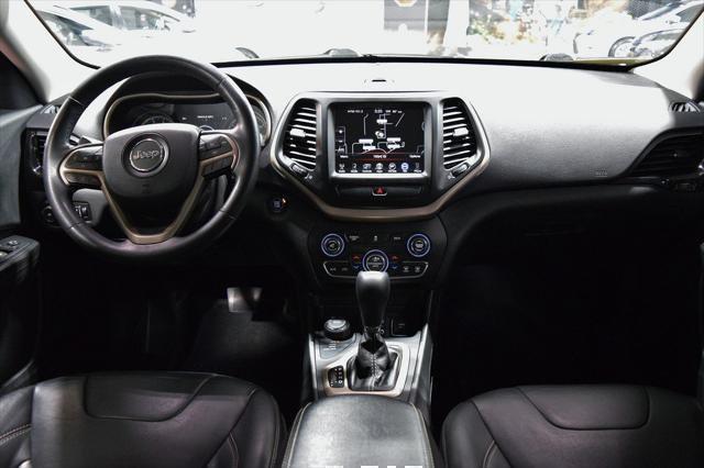 Photo of 2015 Bright White Clearcoat Jeep Cherokee