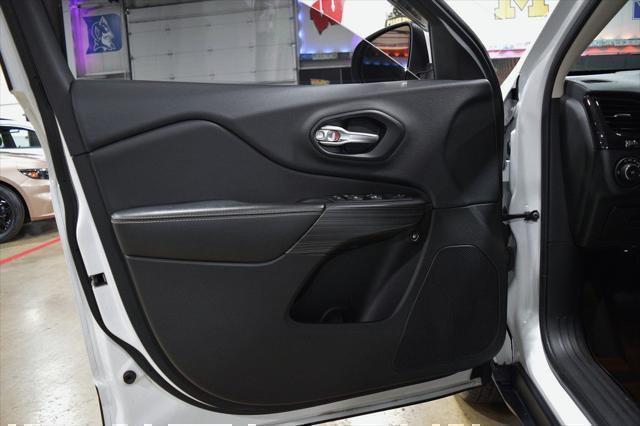 Photo of 2015 Bright White Clearcoat Jeep Cherokee
