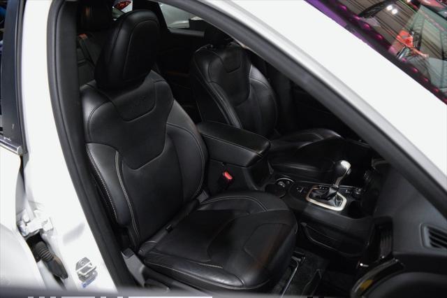 Photo of 2015 Bright White Clearcoat Jeep Cherokee