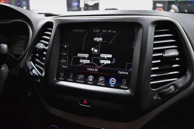 Photo of 2015 Bright White Clearcoat Jeep Cherokee