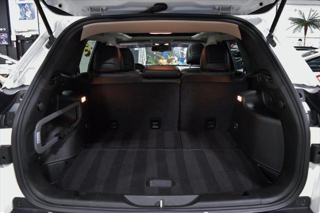 Photo of 2015 Bright White Clearcoat Jeep Cherokee
