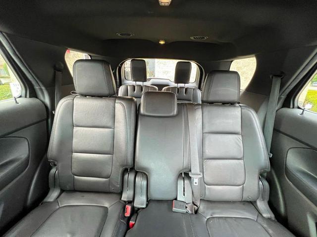Photo of 2015 Tuxedo Black Metallic Ford Explorer