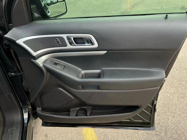 Photo of 2015 Tuxedo Black Metallic Ford Explorer