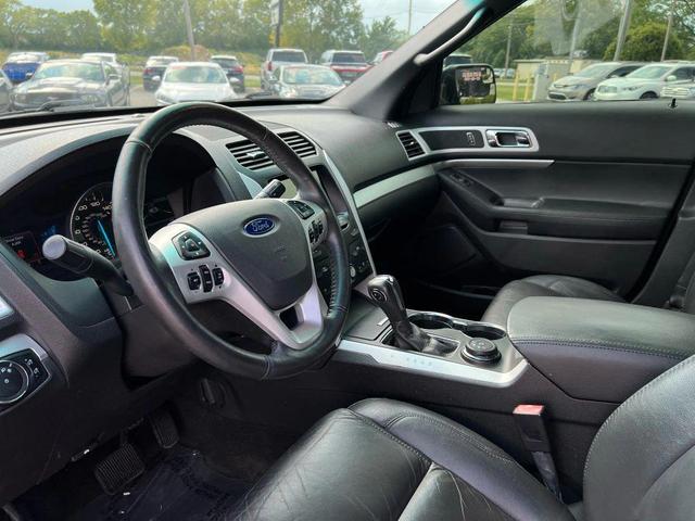 Photo of 2015 Tuxedo Black Metallic Ford Explorer