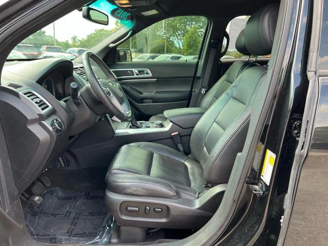 Photo of 2015 Tuxedo Black Metallic Ford Explorer