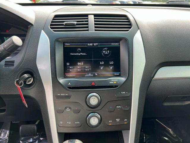 Photo of 2015 Tuxedo Black Metallic Ford Explorer