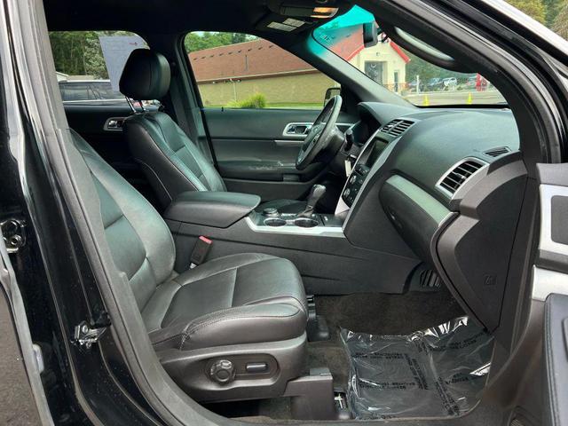 Photo of 2015 Tuxedo Black Metallic Ford Explorer
