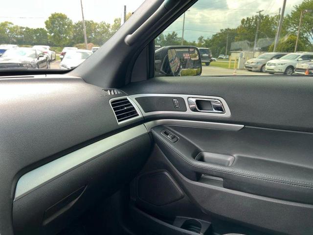 Photo of 2015 Tuxedo Black Metallic Ford Explorer