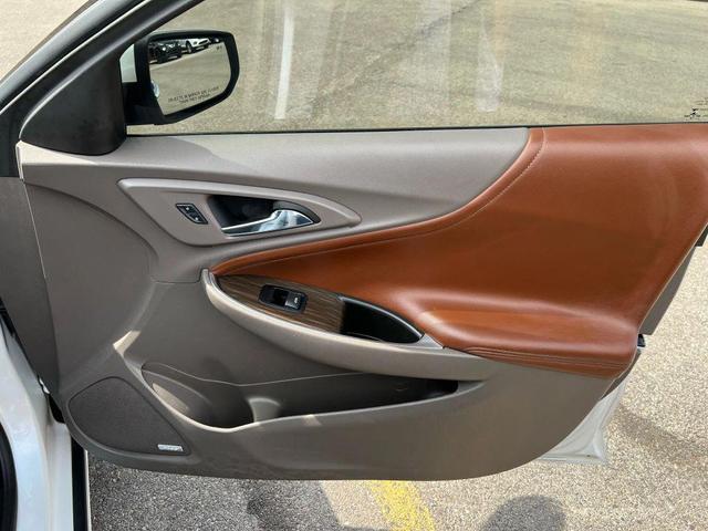 Photo of 2016 Iridescent Pearl Tricoat Chevrolet Malibu