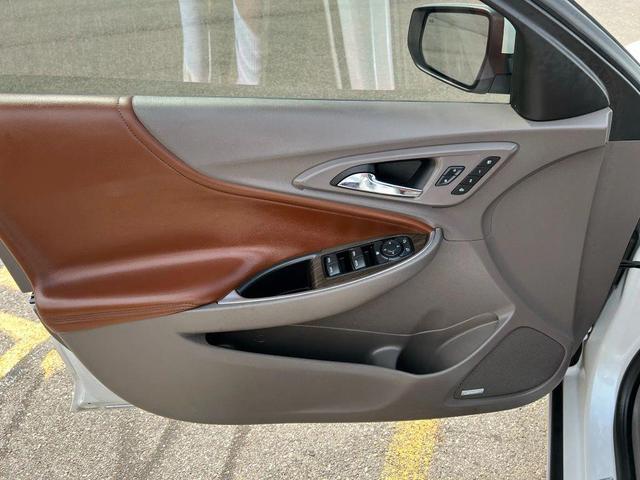 Photo of 2016 Iridescent Pearl Tricoat Chevrolet Malibu