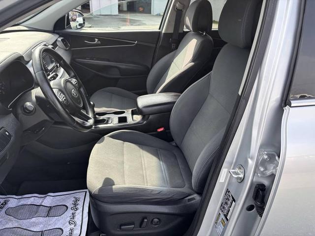 Photo of 2016 Gray Kia Sorento