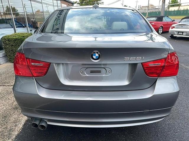 Photo of 2011 Dark Gray Metallic BMW 328