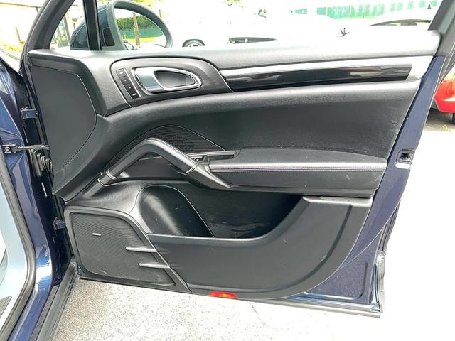 Photo of 2011 Dark Blue Metallic Porsche Cayenne