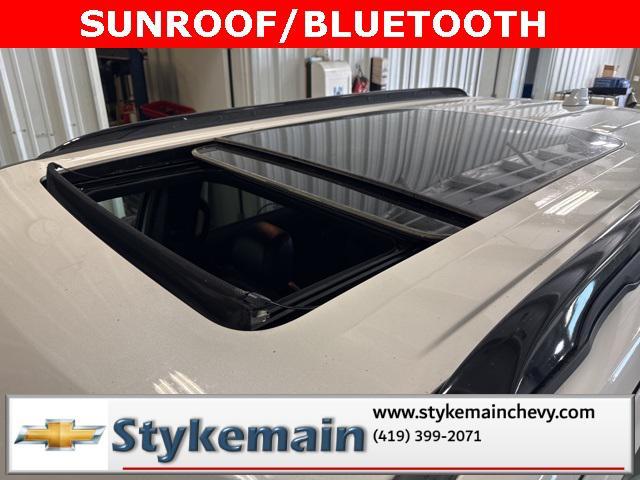 Photo of 2016 White Platinum Metallic Tri-Coat Ford Explorer