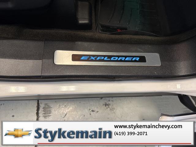 Photo of 2016 White Platinum Metallic Tri-Coat Ford Explorer