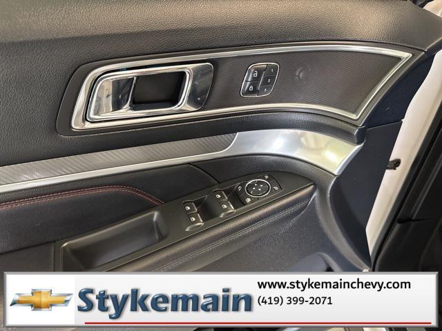 Photo of 2016 White Platinum Metallic Tri-Coat Ford Explorer