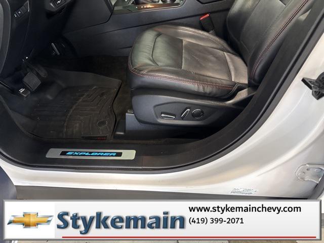 Photo of 2016 White Platinum Metallic Tri-Coat Ford Explorer