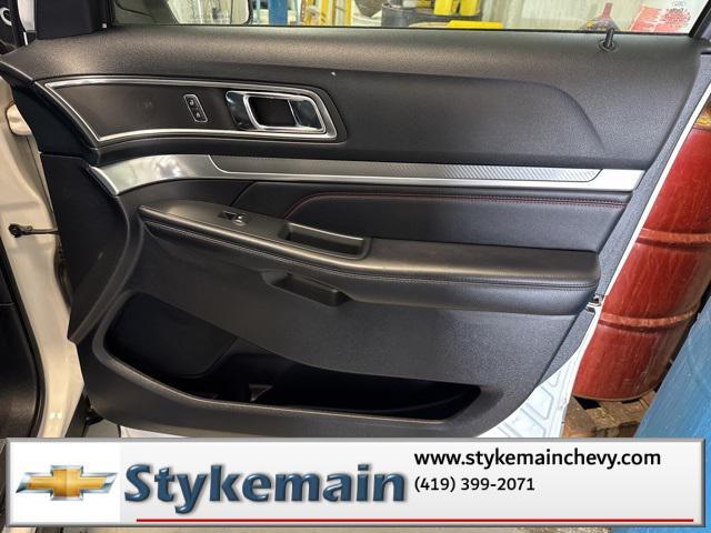Photo of 2016 White Platinum Metallic Tri-Coat Ford Explorer