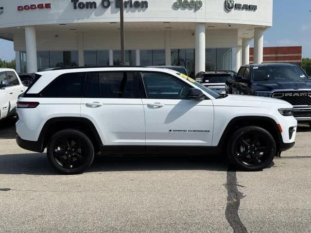 Photo of 2023 Bright White Clearcoat Jeep Grand Cherokee