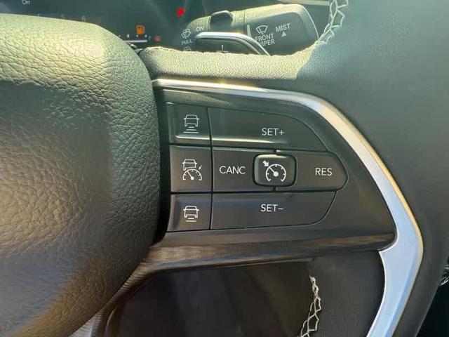 Photo of 2023 Bright White Clearcoat Jeep Grand Cherokee