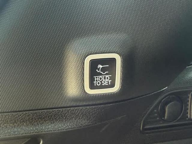 Photo of 2023 Bright White Clearcoat Jeep Grand Cherokee