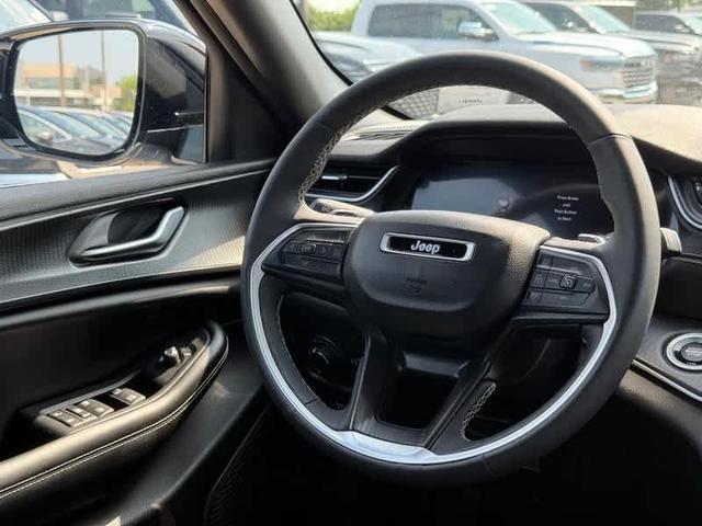 Photo of 2023 Bright White Clearcoat Jeep Grand Cherokee