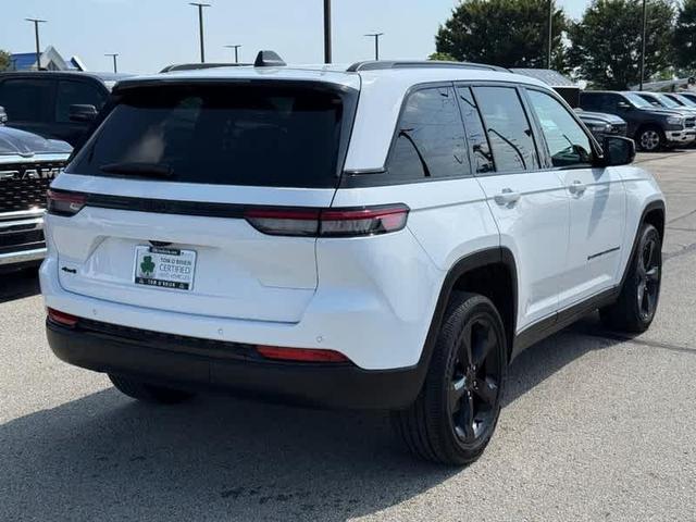 Photo of 2023 Bright White Clearcoat Jeep Grand Cherokee