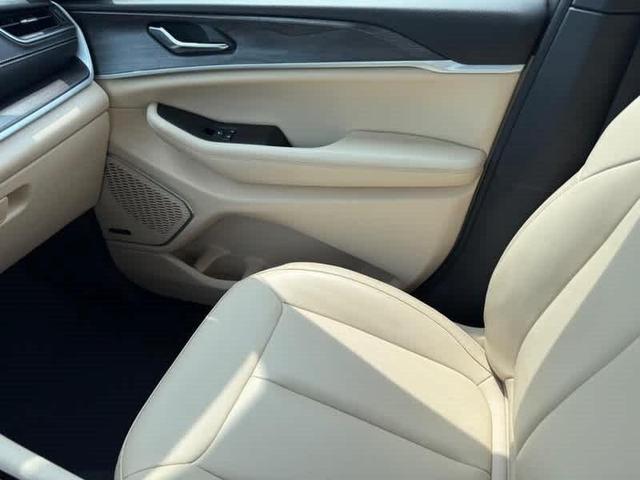 Photo of 2023 Rocky Mountain Pearlcoat Jeep Grand Cherokee