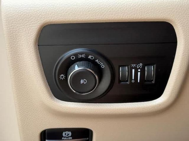 Photo of 2023 Rocky Mountain Pearlcoat Jeep Grand Cherokee