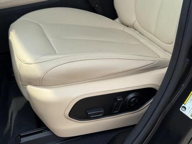 Photo of 2023 Rocky Mountain Pearlcoat Jeep Grand Cherokee