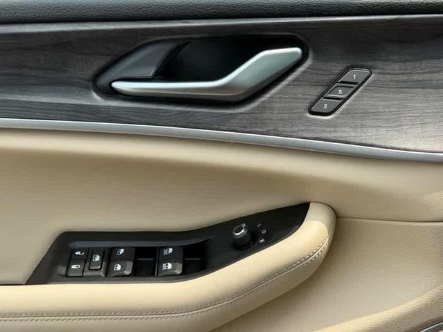 Photo of 2023 Rocky Mountain Pearlcoat Jeep Grand Cherokee