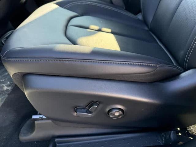 Photo of 2026 Bright White Clearcoat Chrysler Pacifica