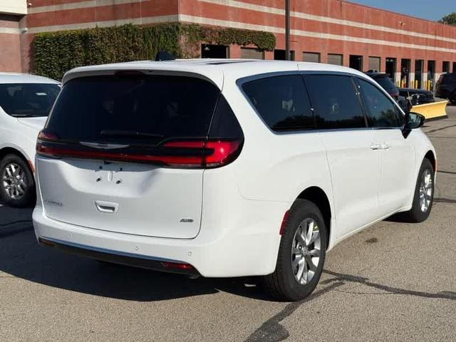 Photo of 2026 Bright White Clearcoat Chrysler Pacifica