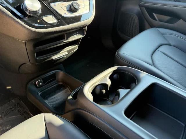 Photo of 2026 Bright White Clearcoat Chrysler Pacifica
