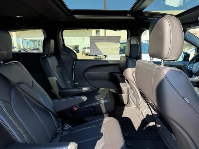 Photo of 2026 Bright White Clearcoat Chrysler Pacifica